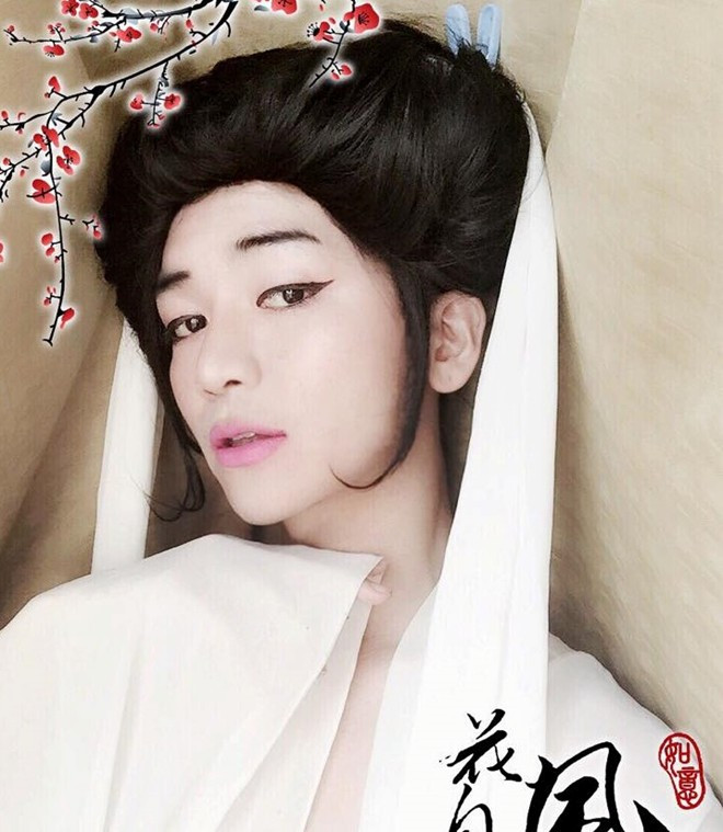 Trang phục do Trần Bảo Bảo thực hiện từ những mảnh vải trắng, dùng kẹp quần áo kẹp tóc... Bộ ảnh trở nên sinh động hơn khi anh kết hợp với phần mềm chỉnh sửa trên điện thoại đi động. Hot teen Việt cũng rộ trào lưu làm tóc đùi gà Tiểu Long Nữ