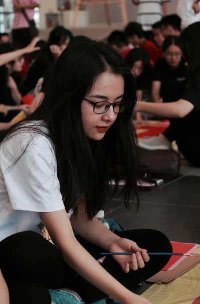 Minh Tú - Nữ sinh xinh xắn lớp Toán 2 hăng say vẽ