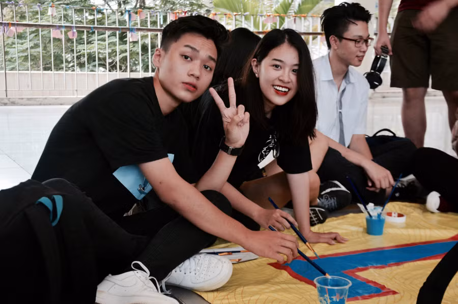 Học sinh lớp Trung tô màu chữ