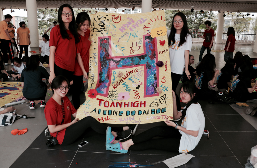 Lớp Toán 2 cùng chữ H đầy màu sắc