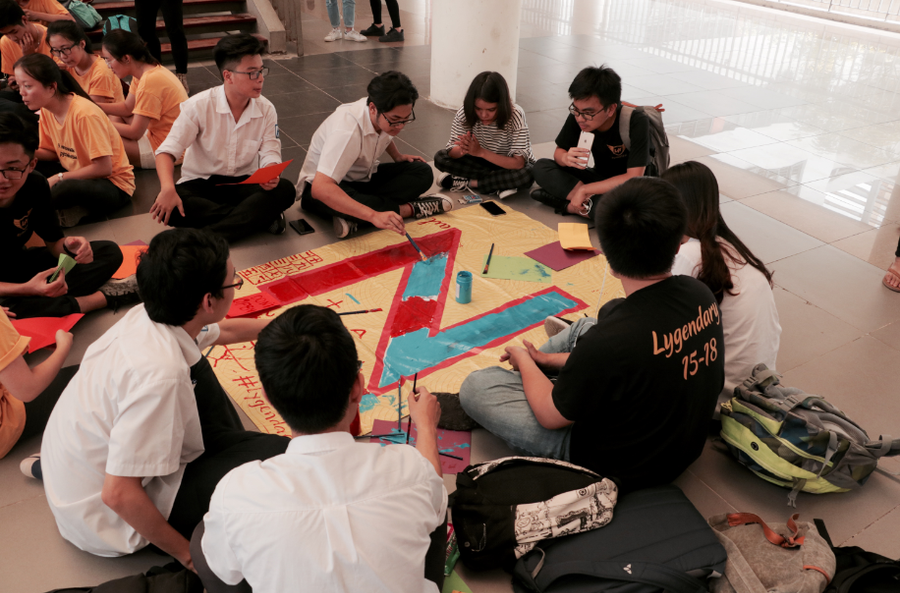 Lớp 12 Lý 1 và cách tô màu so le độc đáo