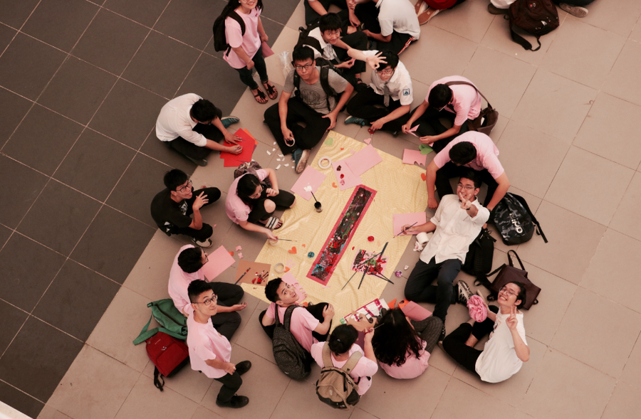 Lớp Tin đang tập trung trang trí chữ