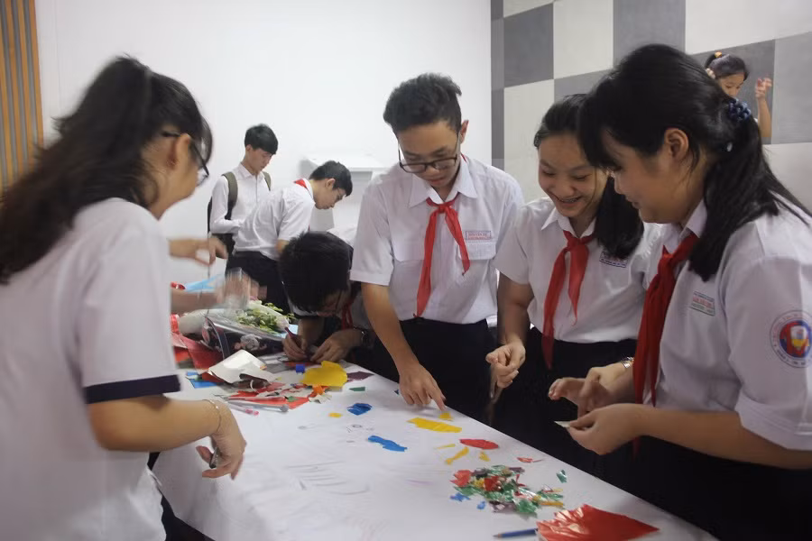 Cùng nhau làm tranh cổ động đọc sách