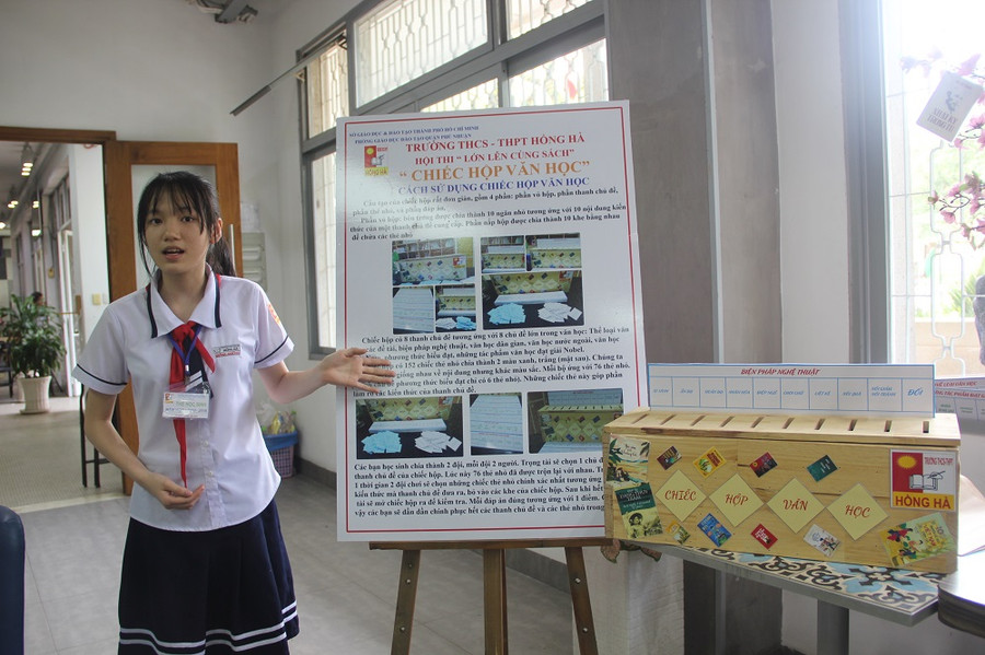 Hồ Quỳnh Anh đang chia sẻ về ý tưởng Chiếc hộp văn học giúp em giành giải Nhất cuộc thi