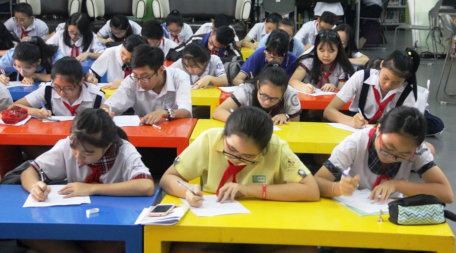 Học sinh tham gia thi trắc nghiệm