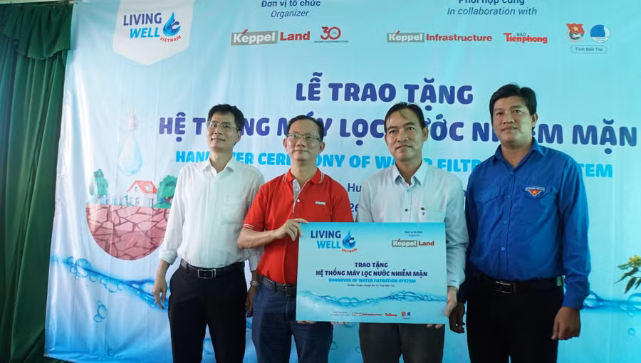 Trao tặng hệ thống máy lọc nước nhiễm mặn.