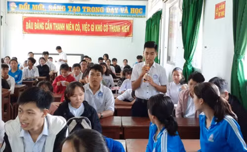 Các em học sinh phát biểu ý kiến tại buổi đối thoại với lãnh đạo Trường THPT Lai Vung 1 (Đồng Tháp). Ảnh: C. Chánh