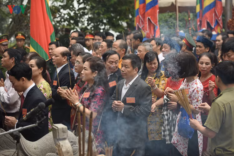 Lãnh đạo địa phương và các đại biểu vào dâng hương. Ảnh: VOV