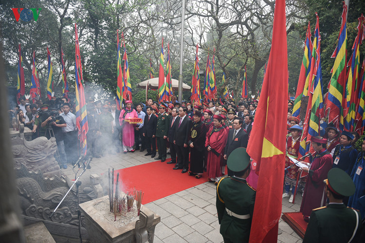 Chủ tịch nước Trần Đại Quang dẫn đầu đoàn đại biểu cấp cao của Đảng, Nhà nước, bộ, ngành, Trung ương và địa phương dâng hương lên Quốc Tổ Hùng Vương tại đền Thượng. Ảnh: VOV