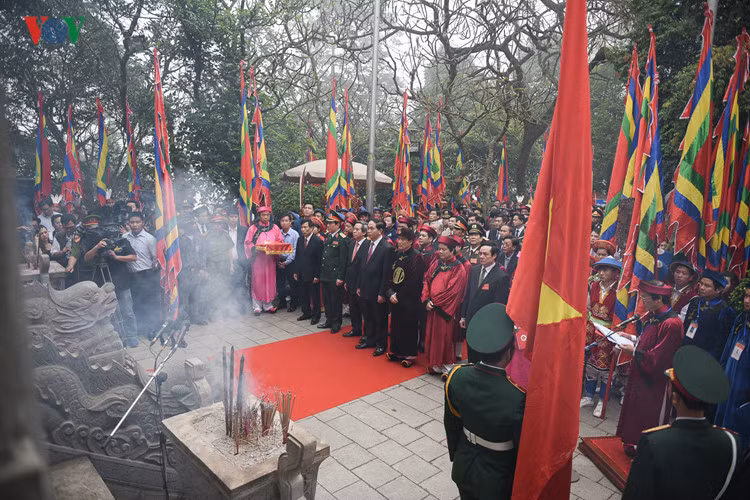 Chủ tịch nước Trần Đại Quang dẫn đầu đoàn đại biểu cấp cao của Đảng, Nhà nước, bộ, ngành, Trung ương và địa phương dâng hương lên Quốc Tổ Hùng Vương tại đền Thượng. Ảnh: VOV