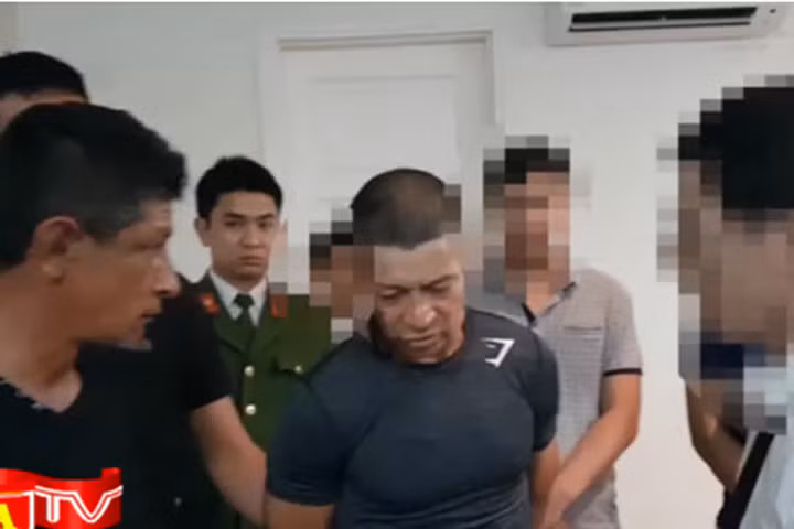 Tên trộm "ngoại" ở chung cư cao cấp, đâm thủng lốp ôtô trộm tiền tỷ