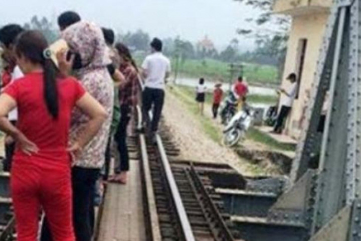 Chụp ảnh trên cầu, nữ sinh rơi xuống sông tử vong
