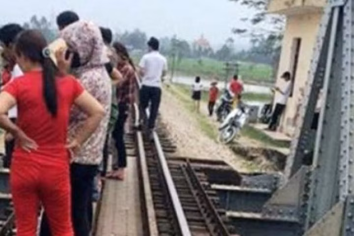 Chụp ảnh trên cầu, nữ sinh rơi xuống sông tử vong