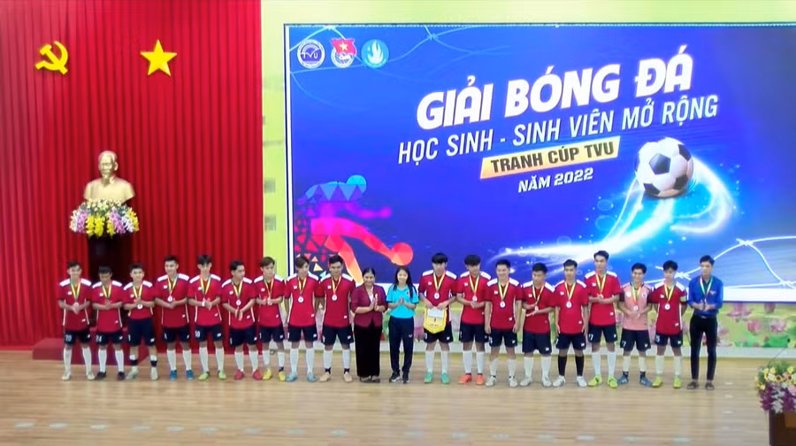 Trao giải cho các đội bóng của giải bóng đá học sinh, sinh viên mở rộng tranh cúp TVU năm 2022