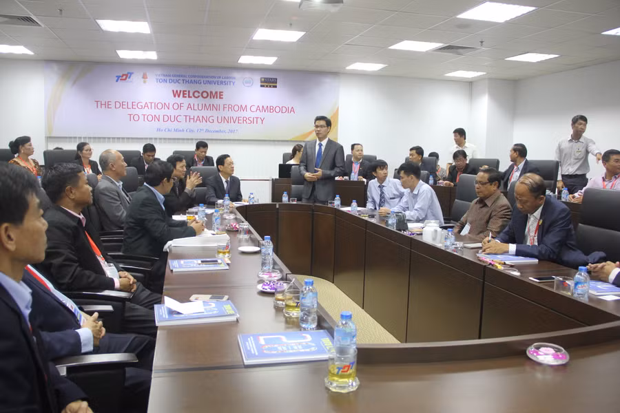 TS. Trần Trọng Đạo, Phó Hiệu trưởng Trường ĐH Tôn Đức Thắng đang chia sẻ với đoàn cựu lưu học sinh Campuchia