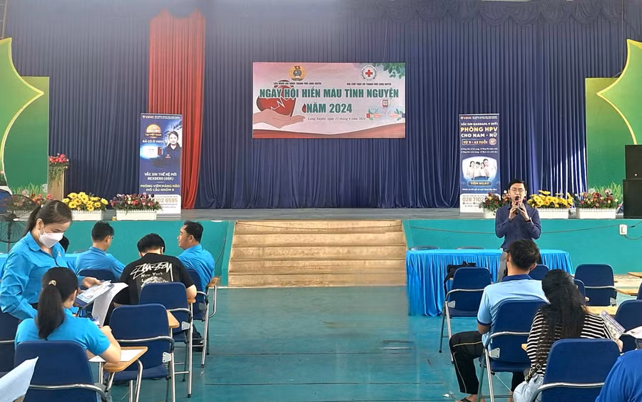 Hơn 200 đoàn viên Công đoàn ngành Giáo dục TP Long Xuyên (An Giang) tham gia hiến máu tình nguyện. (Ảnh: Trọng Nhân).