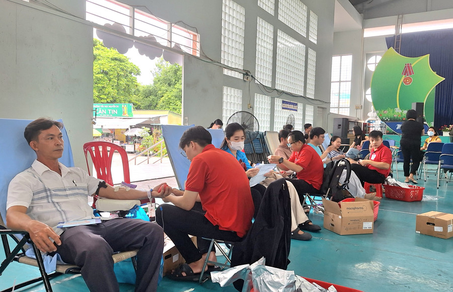 Công nhân, viên chức, người lao động cùng tham gia Ngày hội hiến máu tình nguyện. (Ảnh: Trọng Nhân). Công nhân, viên chức, người lao động cùng tham gia Ngày hội hiến máu tình nguyện. (Ảnh: Trọng Nhân).