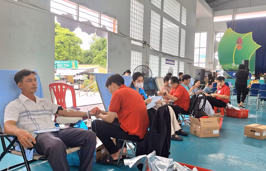Công nhân, viên chức, người lao động cùng tham gia Ngày hội hiến máu tình nguyện. (Ảnh: Trọng Nhân).