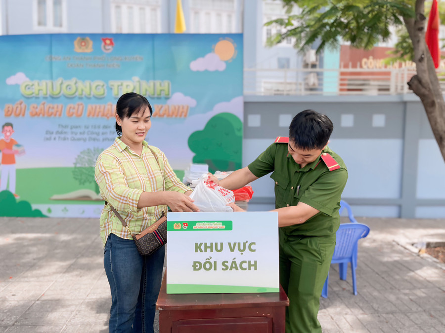 Thiếu nhi và người dân địa phương cùng ủng hộ chương trình.