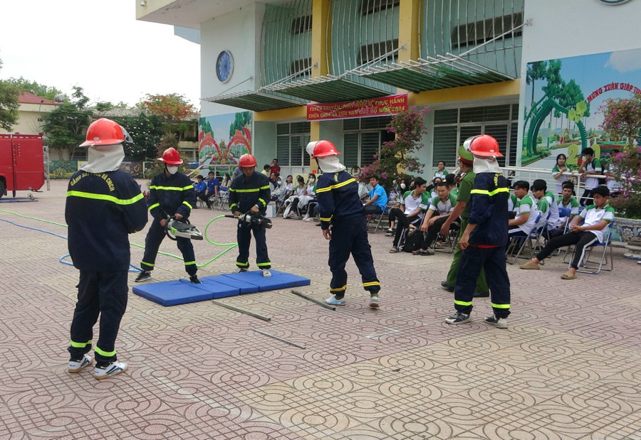Lực lượng làm nhiệm vụ phổ biến những kiến thức và kỹ năng về chữa cháy, cứu nạn cứu hộ.