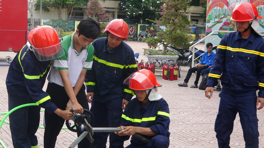 Đoàn viên, học sinh cùng tham gia trải nghiệm chữa cháy và CNCH tại Chương trình.
