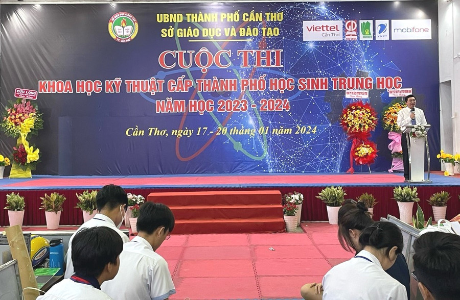 Ông Trần Thanh Bình - Giám đốc Sở GD&ĐT TP Cần Thơ phát biểu tại lễ khai mạc cuộc thi. Ông Trần Thanh Bình - Giám đốc Sở GD&ĐT TP Cần Thơ phát biểu tại lễ khai mạc cuộc thi.