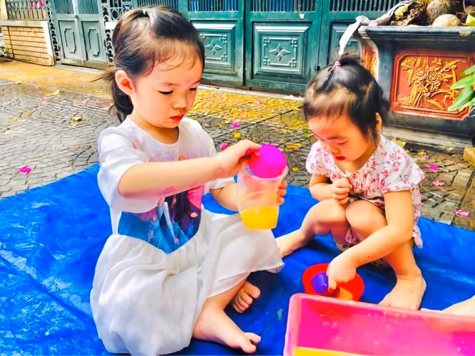 Trẻ cần được học cách sắp xếp cốc, thìa một cách dần dần.