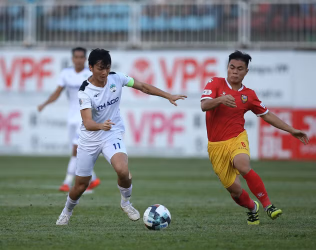 Lý Công Hoàng Anh (áo đỏ) khiến Tuấn Anh vô cùng vất vả trên sân Pleiku, trận đấu trong khuôn khổ vòng 7 V League 2020.