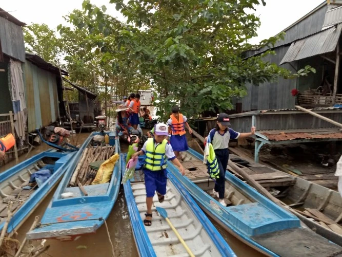 Học sinh Việt kiều từ Campuchia về học tập tại huyện An Phú (An Giang).