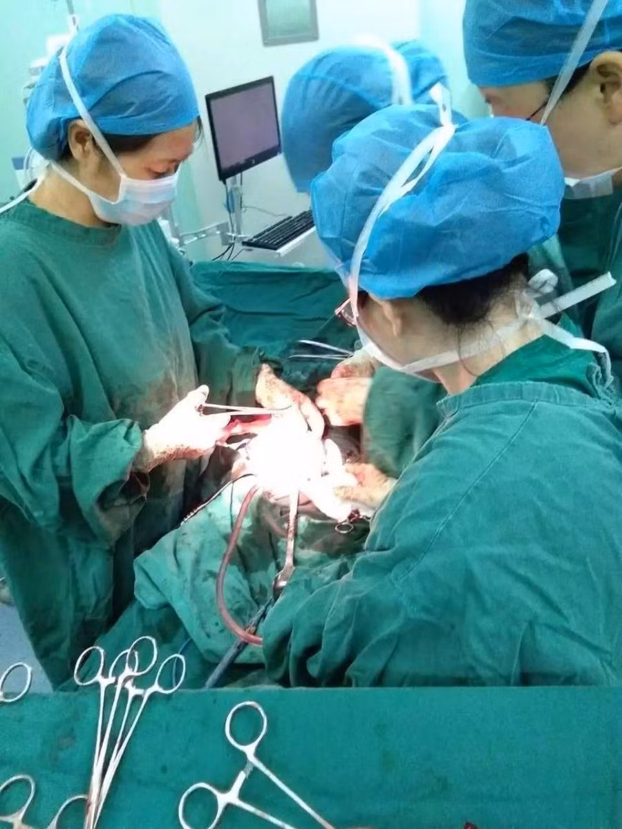 Tùy thuộc vào tình trạng của mẹ và thai nhi, bác sĩ sẽ đưa ra giờ sinh mổ thích hợp.