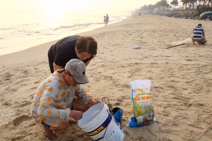 Người dân đến mua ốc lể tại nơi cào