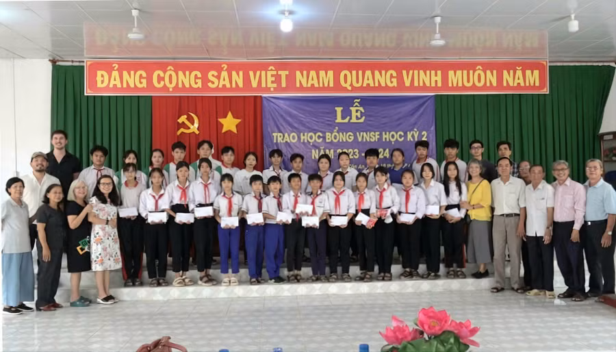 Hội Khuyến học TX Tân Châu (An Giang) trao 63 suất học bổng cho học sinh, sinh viên khó khăn.