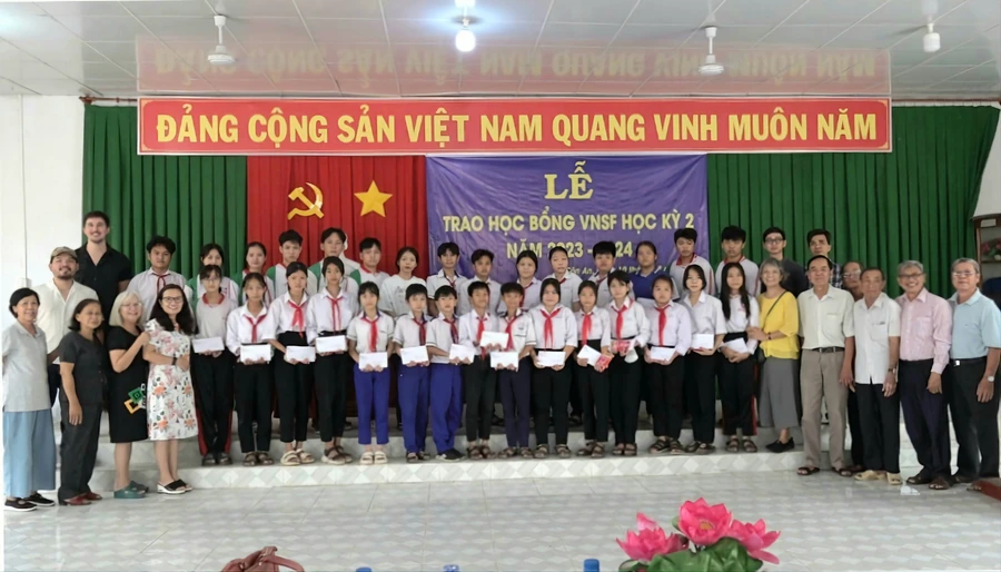 Hội Khuyến học TX Tân Châu (An Giang) trao 63 suất học bổng cho học sinh, sinh viên khó khăn.