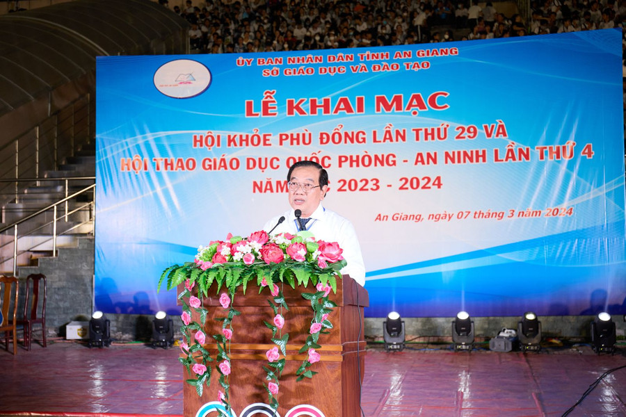 Ông Võ Bình Thư - Phó Giám đốc Sở GD&amp;ĐT An Giang phát biểu khai mạc.