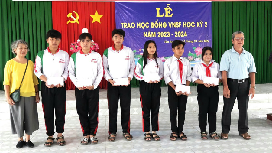 Trao học bổng cho các học sinh, sinh viên. Trao học bổng cho các học sinh, sinh viên.