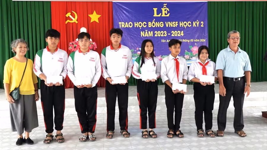 Trao học bổng cho các học sinh, sinh viên.