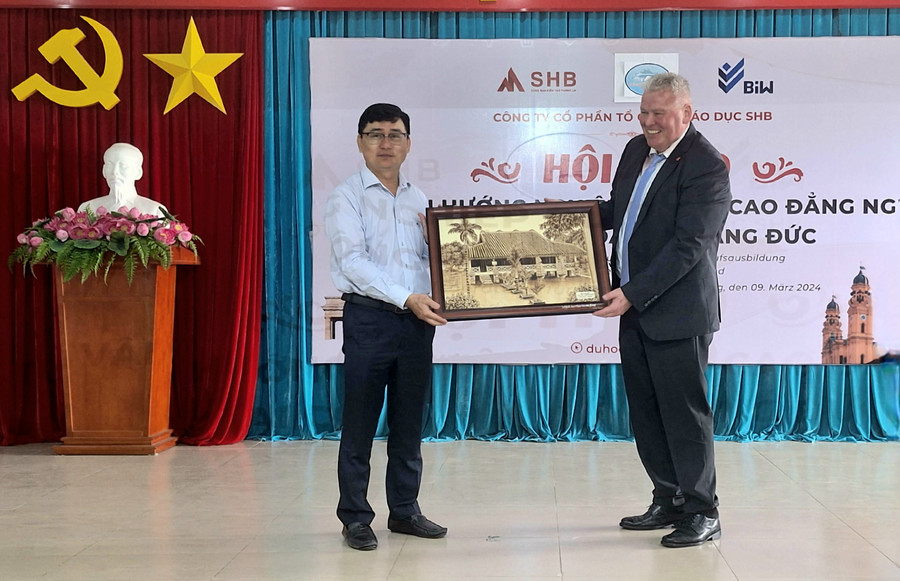 Sở GD&amp;ĐT An Giang tặng quà Công ty CP Tổ chức giáo dục SHB (TP Hồ Chí Minh) và Tập đoàn Đào tạo nghề BiW - CHLB Đức.