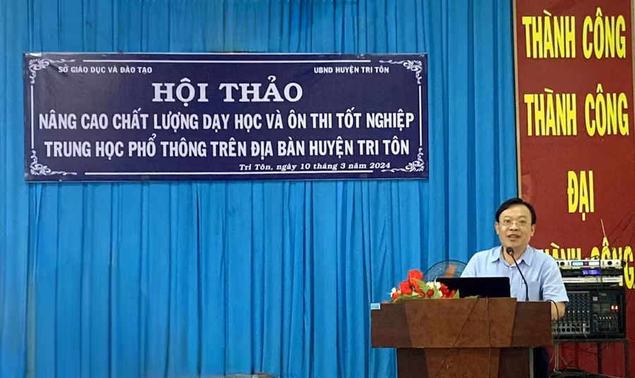 Ông Trần Tuấn Khanh - Phó Giám đốc Sở Giáo dục và Đào tạo An Giang phát biểu khai mạc Hội thảo. Ông Trần Tuấn Khanh - Phó Giám đốc Sở Giáo dục và Đào tạo An Giang phát biểu khai mạc Hội thảo.