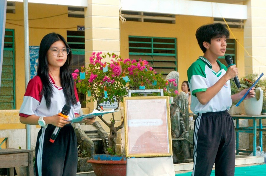 Học sinh tham gia tiết mục giới thiệu sách.