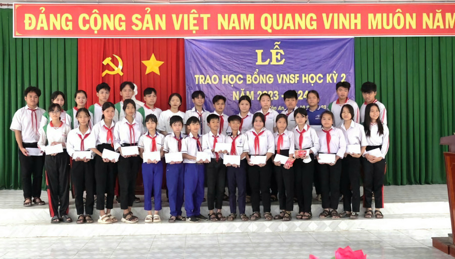 Trao học sinh cho học sinh vượt khó học tốt. Trao học sinh cho học sinh vượt khó học tốt.