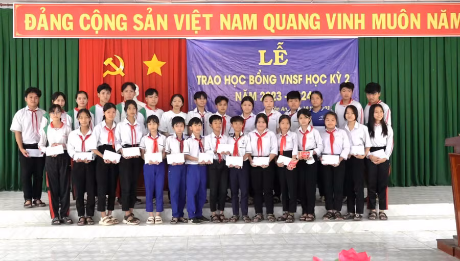 Trao học sinh cho học sinh vượt khó học tốt.