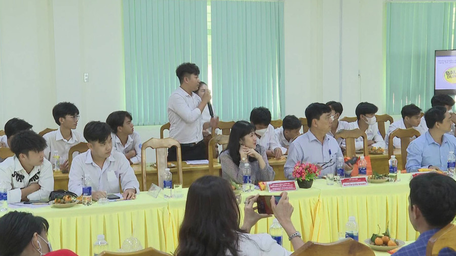 Đông đảo phụ huynh và học sinh tham gia tìm hiểu chương trình du học nghề tại CHLB Đức.