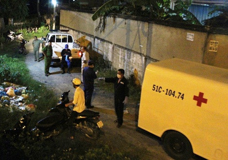 Cơ quan chức năng đang di chuyển xác nạn nhân vào bệnh viện. Cơ quan chức năng đang di chuyển xác nạn nhân vào bệnh viện.