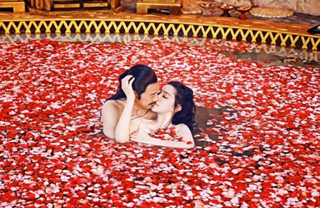 Cảnh tắm trần bị cắt vì quá nóng bỏng.