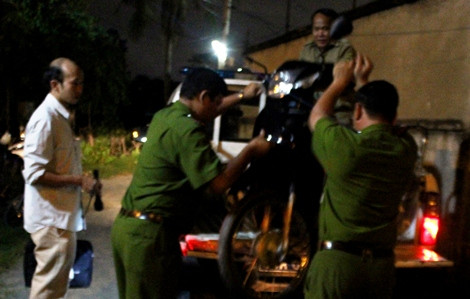 Lực lượng chức năng di chuyển xe của nạn nhân về trụ sở để tiếp tục điều tra làm rõ. Lực lượng chức năng di chuyển xe của nạn nhân về trụ sở để tiếp tục điều tra làm rõ.