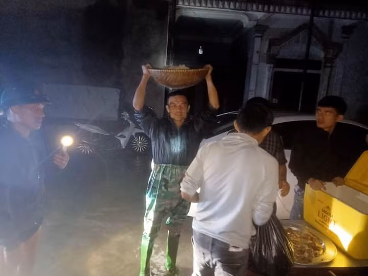 Công tác chuẩn bị mang đồ ăn đi tiếp tế cho bà con vùng lũ.