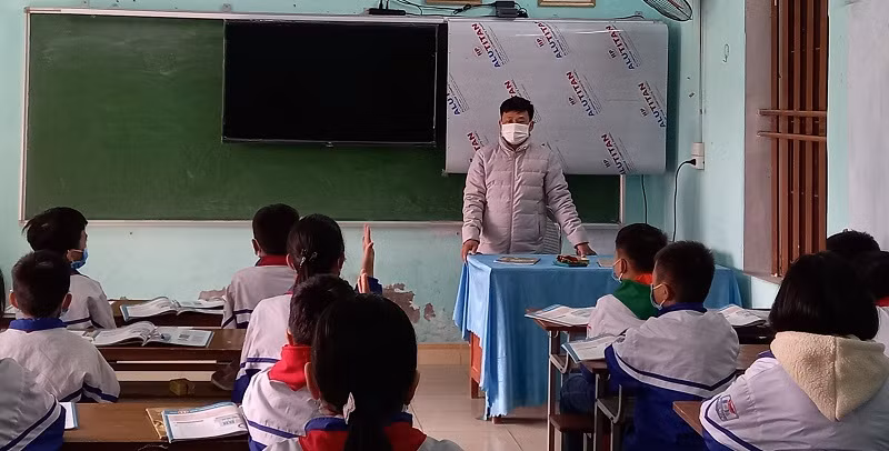 Giờ học đầu tiên sau kỳ nghỉ Tết của thầy trò Trường THCS Thụy Liên (Thái Thụy, Thái Bình).