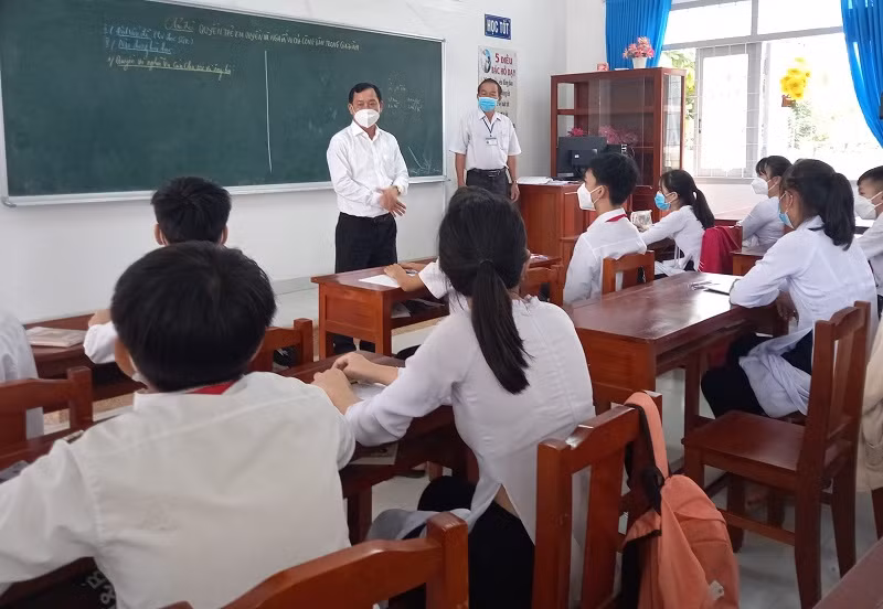 Ông Nguyễn Văn Vĩnh, Chủ tịch UBND tỉnh Tiền Giang thăm thầy, trò Trường THCS Phú Phong, huyện Châu Thành sáng 7/2.