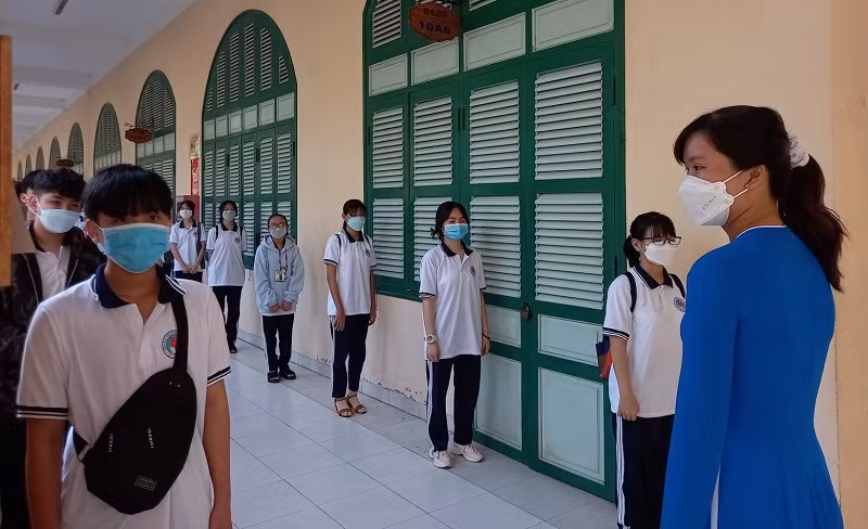 Cô trò gặp lại nhau sau 10 tháng tạm nghỉ vì dịch Covid-19. Ảnh: X.Uyên