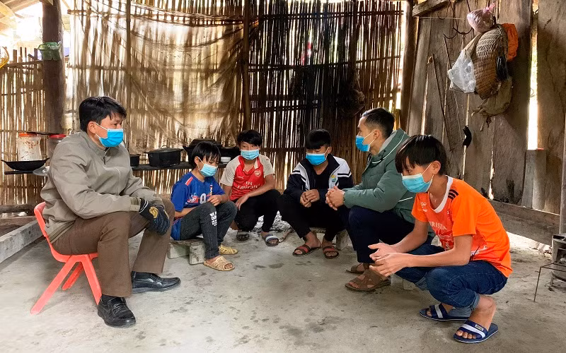 Thầy giáo lên bản Xi Lô, xã Mường Lý (Mường Lát, Thanh Hóa) vận động học sinh ra lớp sau kỳ nghỉ Tết.